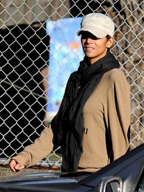 Halle Berry drops her daughter off at school 1.12.2012_04.jpg