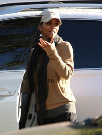 Halle Berry drops her daughter off at school 1.12.2012_05.jpg