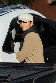 Halle Berry drops her daughter off at school 1.12.2012_07.jpg
