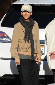 Halle Berry drops her daughter off at school 1.12.2012_09.jpg