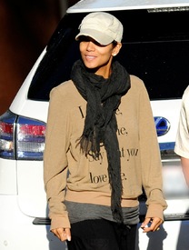 Halle Berry drops her daughter off at school 1.12.2012_10.jpg