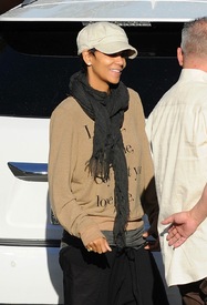 Halle Berry drops her daughter off at school 1.12.2012_11.jpg