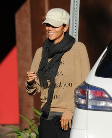 Halle Berry drops her daughter off at school 1.12.2012_12.jpg