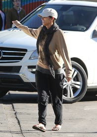 Halle Berry drops her daughter off at school 1.12.2012_13.jpg