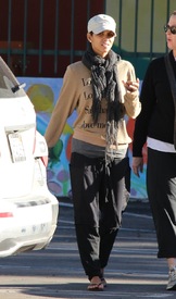 Halle Berry drops her daughter off at school 1.12.2012_15.jpg