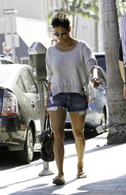 Halle Berry out in Los Angeles 29.10.2012_01.jpg