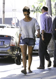 Halle Berry out in Los Angeles 29.10.2012_04.jpg