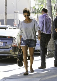Halle Berry out in Los Angeles 29.10.2012_05.jpg
