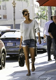 Halle Berry out in Los Angeles 29.10.2012_08.jpg