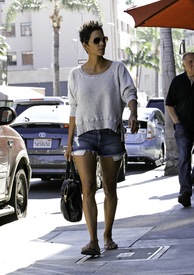Halle Berry out in Los Angeles 29.10.2012_09.jpg