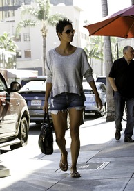 Halle Berry out in Los Angeles 29.10.2012_10.jpg