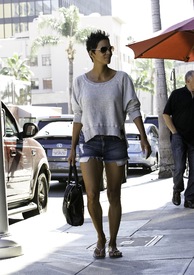 Halle Berry out in Los Angeles 29.10.2012_11.jpg