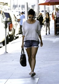 Halle Berry out in Los Angeles 29.10.2012_12.jpg