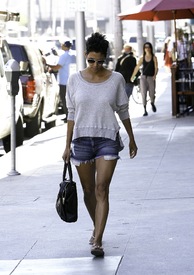Halle Berry out in Los Angeles 29.10.2012_13.jpg