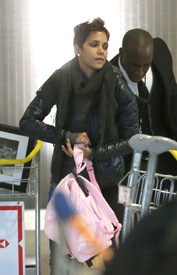 Halle Berry arrives for christmas in France at CDG airport in Paris 22.12.2012_17.jpg