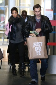Halle Berry arrives for christmas in France at CDG airport in Paris 22.12.2012_20.jpg