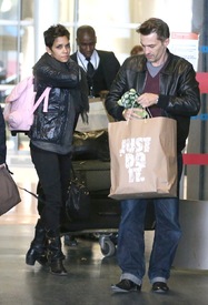 Halle Berry arrives for christmas in France at CDG airport in Paris 22.12.2012_21.jpg