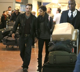Halle Berry arrives for christmas in France at CDG airport in Paris 22.12.2012_22.jpg