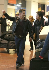 Halle Berry arrives for christmas in France at CDG airport in Paris 22.12.2012_23.jpg