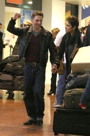 Halle Berry arrives for christmas in France at CDG airport in Paris 22.12.2012_24.jpg
