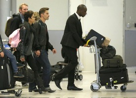 Halle Berry arrives for christmas in France at CDG airport in Paris 22.12.2012_26.jpg