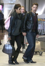 Halle Berry arrives for christmas in France at CDG airport in Paris 22.12.2012_27.jpg