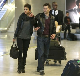 Halle Berry arrives for christmas in France at CDG airport in Paris 22.12.2012_29.jpg