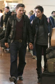 Halle Berry arrives for christmas in France at CDG airport in Paris 22.12.2012_30.jpg