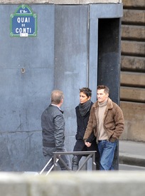 Halle Berry strolling through Paris 26.12.2012_01.jpg