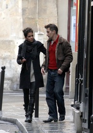 Halle Berry strolling through Paris 27.12.2012__01.jpg