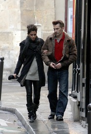 Halle Berry strolling through Paris 27.12.2012__02.jpg