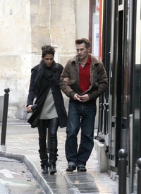 Halle Berry strolling through Paris 27.12.2012__03.jpg
