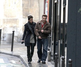 Halle Berry strolling through Paris 27.12.2012__04.jpg