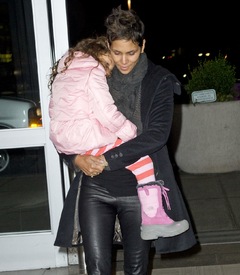 Halle Berry arriving at JFK Airport in New York City 28.12.2012_01.jpg