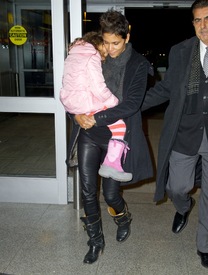 Halle Berry arriving at JFK Airport in New York City 28.12.2012_02.jpg