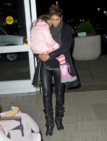 Halle Berry arriving at JFK Airport in New York City 28.12.2012_03.jpg