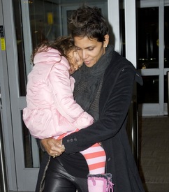 Halle Berry arriving at JFK Airport in New York City 28.12.2012_04.jpg