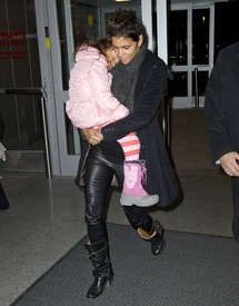 Halle Berry arriving at JFK Airport in New York City 28.12.2012_06.jpg