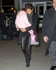 Halle Berry arriving at JFK Airport in New York City 28.12.2012_07.jpg