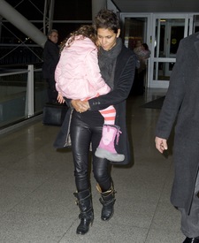 Halle Berry arriving at JFK Airport in New York City 28.12.2012_08.jpg