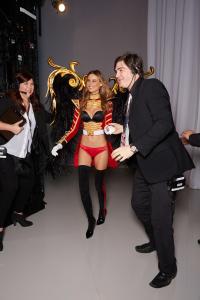 fashion-show-backstage-2013-behati-prinsloo-british-invasion-victorias-secret-hi-res.jpg