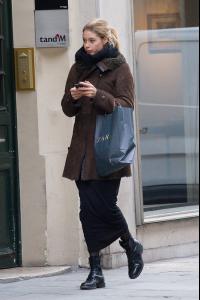 Doutzen_Kroes_strolled_streets_Paris_bundled_up.jpg