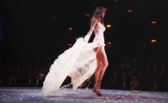 7izHKIx.gif