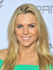 Adeline Mocke Arrivals TRANS4M Concert en9nrNBtV_hl.jpg
