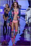 th_Victoria_Secret_Angels_Fashion_Show_2014_1360_14.jpg