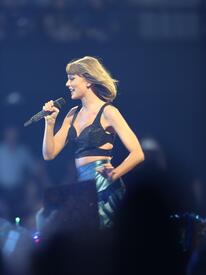 tswift071215BZNimage7.jpg