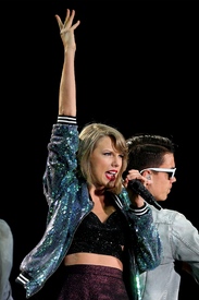 tswift101215BZNimage15.jpg