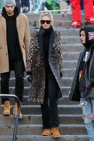 Gigi-Hadid-Out-in-Aspen--01.jpg