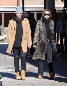 Gigi-Hadid-Out-in-Aspen--02.jpg