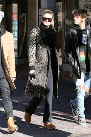 Gigi-Hadid-Out-in-Aspen--03.jpg